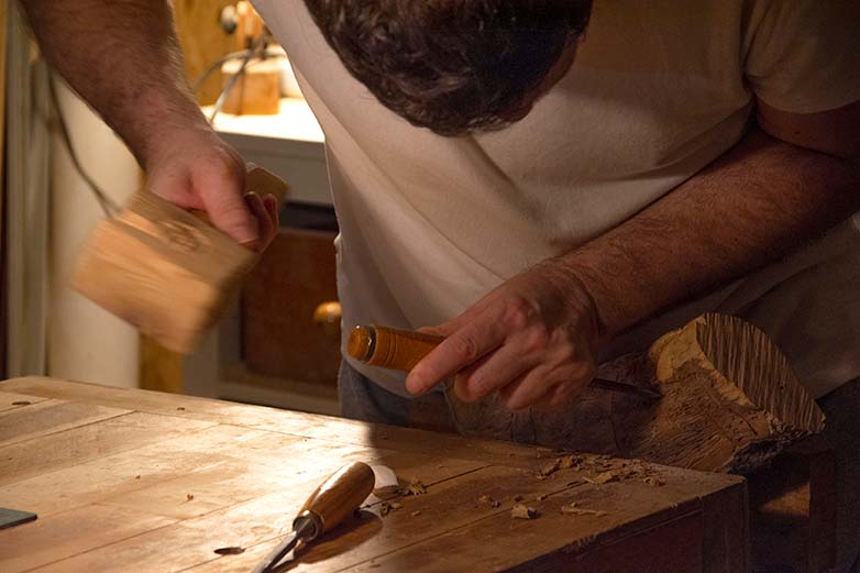 Fotografía de Pablo trabajando en el taller - Palitroque Artesanía 2 592x395 Fotografía de Pablo trabajando en el taller - Palitroque Artesanía