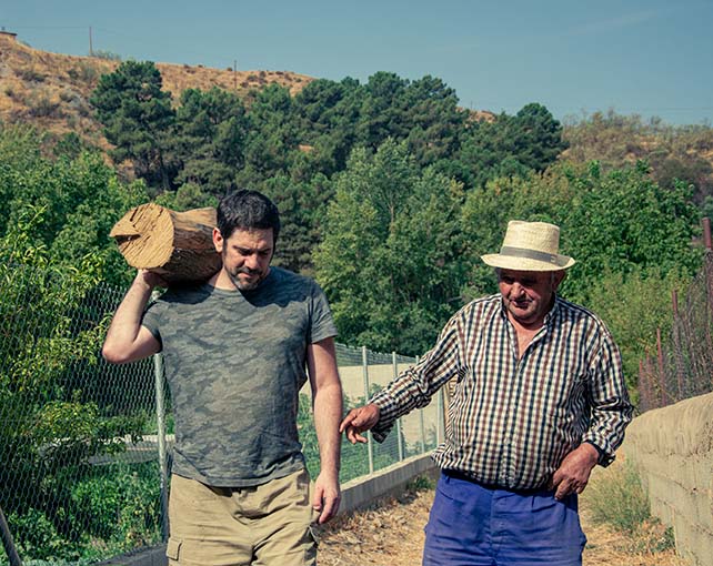 Pablo junto a Baltasar_recortada_DSC5936 642x510 Pablo Hidalgo junto a Baltasar, agricultor de la Alpujarra de Granada, recogiendo un tronco proveniente de la poda sostenible en su finca.